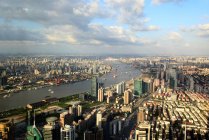 Vue aérienne du paysage urbain étonnant avec des gratte-ciel modernes à Shanghai, en Chine — Photo de stock