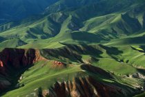 Vista aérea de hermosos paisajes de meseta verde de la provincia de Qinghai, China - foto de stock