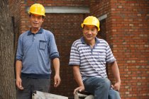Portrait de deux ouvriers de la construction — Photo de stock