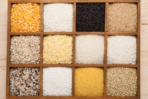 Primer plano de los diversos cereales ecológicos en cajas - foto de stock