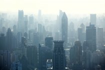 Vista aérea da paisagem urbana incrível com arranha-céus modernos em Xangai, China — Fotografia de Stock