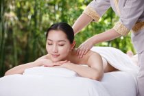 Junge asiatische Frau erhält Körpermassage im Spa-Salon — Stockfoto