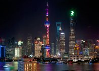 Increíble paisaje urbano de la ciudad de Shanghai por la noche, China - foto de stock