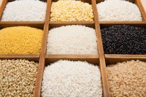Primer plano de los diversos cereales ecológicos en cajas - foto de stock
