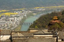 Vista aerea del paesaggio Anhui Qiyunshan, città e fiume durante il giorno — Foto stock