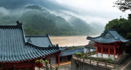 Temple à la province de Guangdong, ville de Qingyuan, paysage volant de temple de Feilaixia — Photo de stock