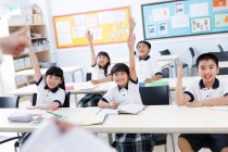 El profesor y los estudiantes en el aula - foto de stock