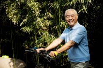 Hombre mayor con bicicleta - foto de stock