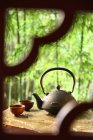 Vista de cerca de tetera y tazas, concepto de cultura del té chino - foto de stock