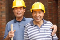 Portrait of two construction workers — Stock Photo