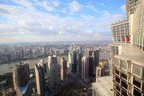Vista aérea de increíble paisaje urbano con rascacielos modernos en Shanghai, China - foto de stock