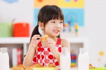 Kindergartenkinder, die Schulessen essen — Stockfoto