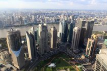 Vista aérea da paisagem urbana incrível com arranha-céus modernos em Xangai, China — Fotografia de Stock