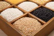 Primo piano vista di vari cereali biologici in scatole — Foto stock