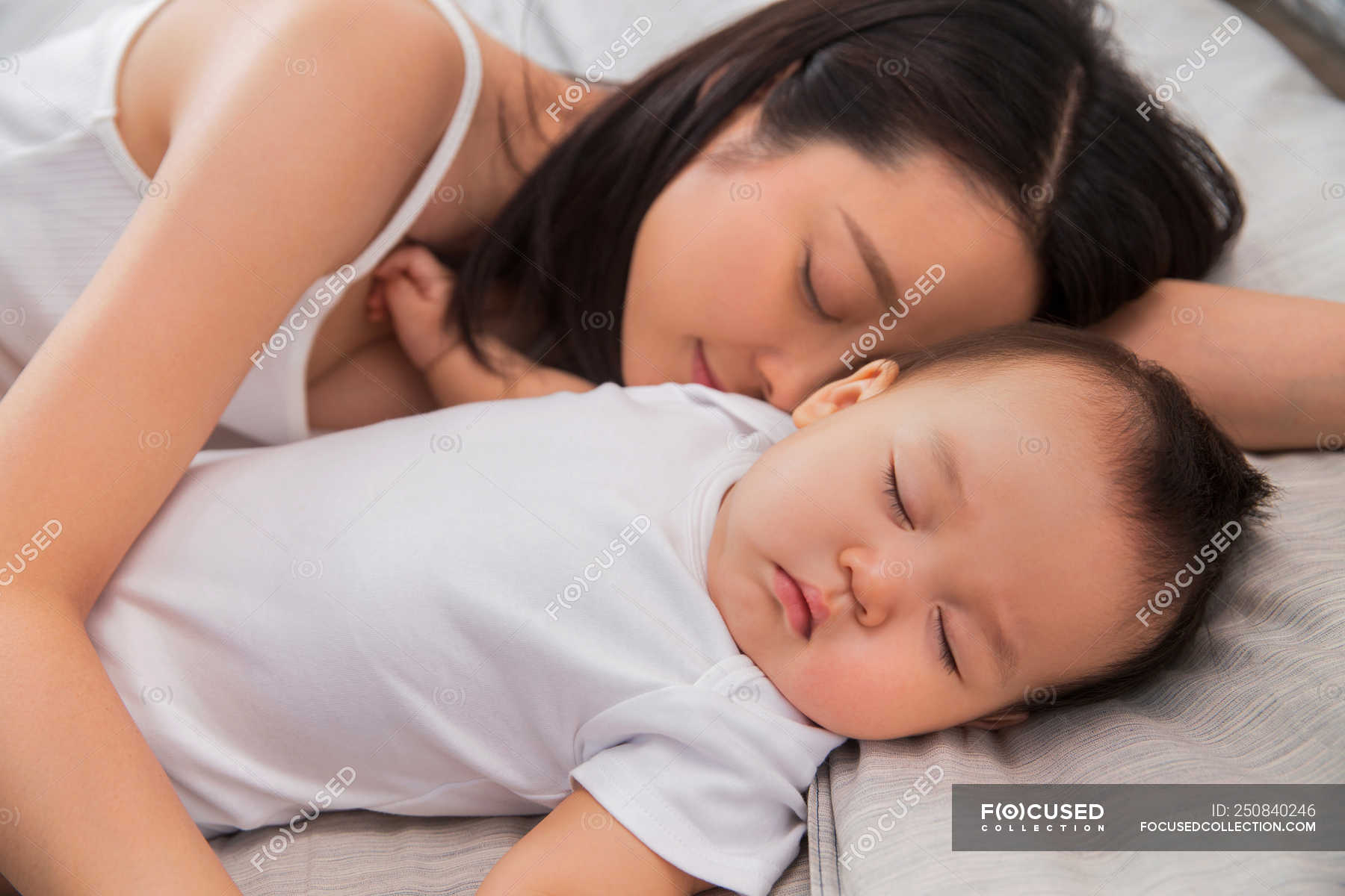 Азиатки мамы спят
