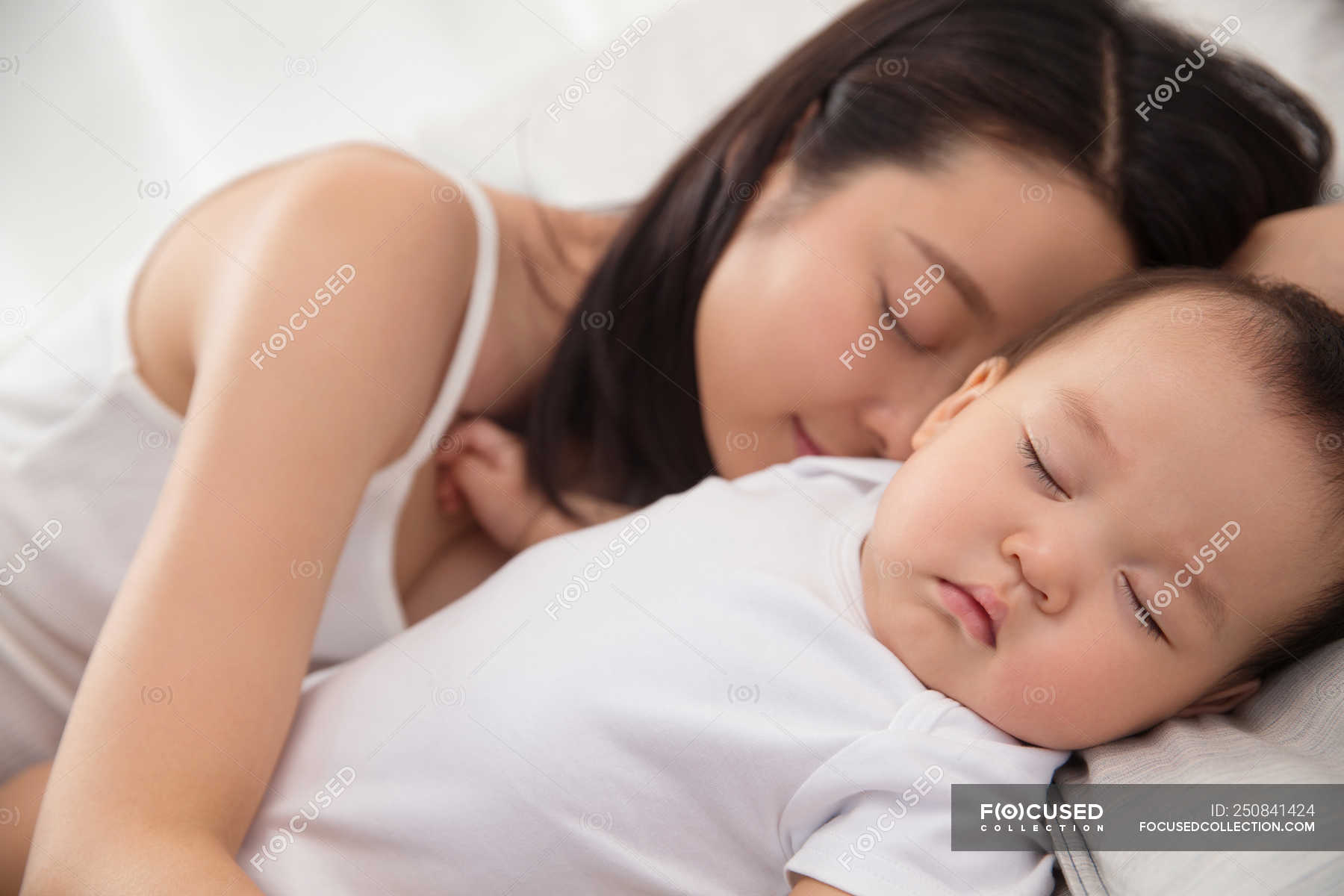 спящая мама азиатка и ее сын фото 103
