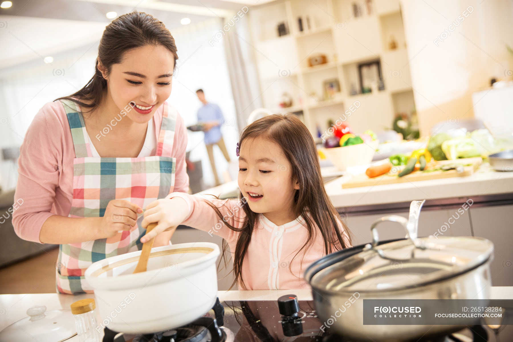 Happy Asian Mother And Daughter Cooking Together In Kitchen — Togetherness Girlhood Stock 