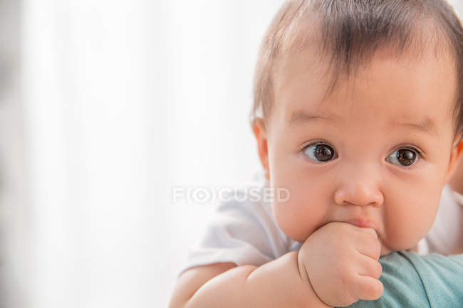Крупним планом прекрасної азіатської дитячої дитини в домашніх умовах — стокове фото