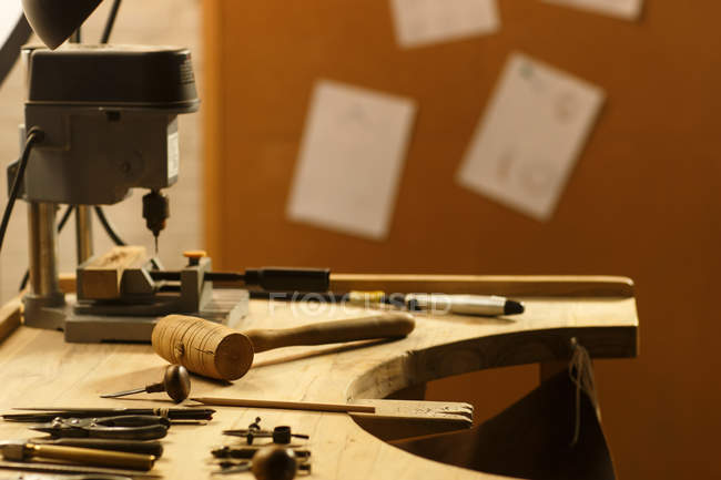 Nahaufnahme professioneller Werkzeuge auf dem Schreibtisch in der Schmuckdesigner-Werkstatt — Stockfoto
