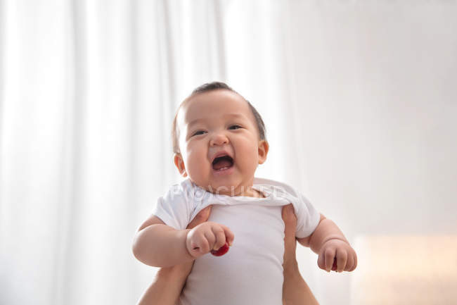 Schnittwunden an Mutter, die Baby schreiend zu Hause trägt — Stockfoto