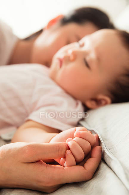 Primo piano vista di bella asiatica madre e bambino dormire insieme sul letto — Foto stock
