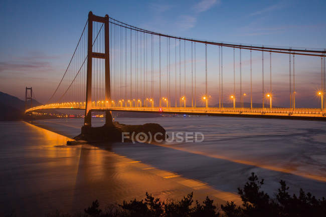 Pont traversant la mer du Zhejiang Hou dans la province du Shanxi, Chine — Photo de stock