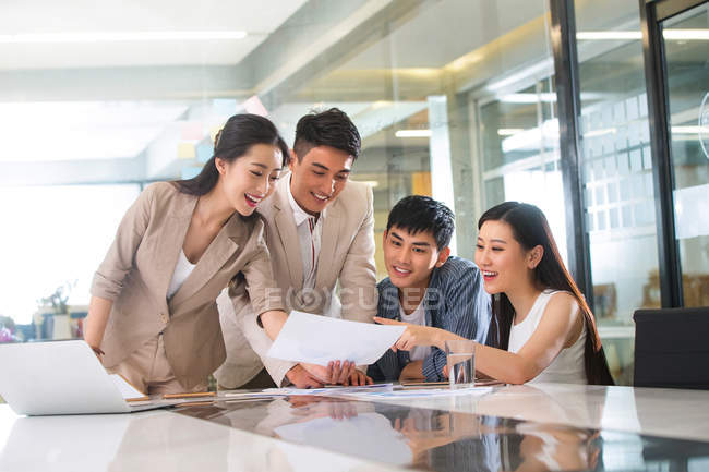 Jeunes professionnels asiatiques gens d'affaires travaillant avec des papiers au bureau — Photo de stock