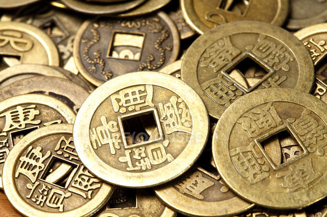 Vista da vicino delle monete di rame cinesi lucide, vista full frame — Foto stock
