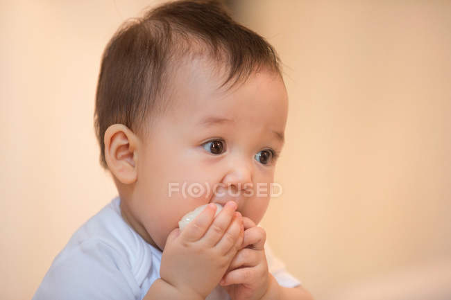 Close-up vista de adorável asiático bebê olhando para longe em casa — Fotografia de Stock
