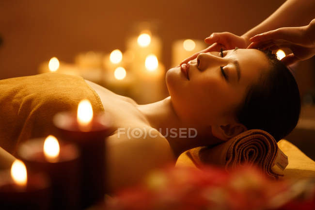 Giovane donna asiatica che riceve massaggio alla testa al salone spa — Foto stock