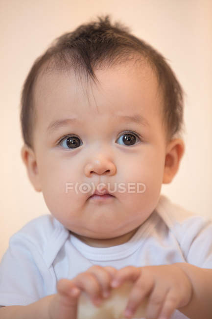 Primo piano vista di adorabile asiatico neonato guardando lontano a casa — Foto stock