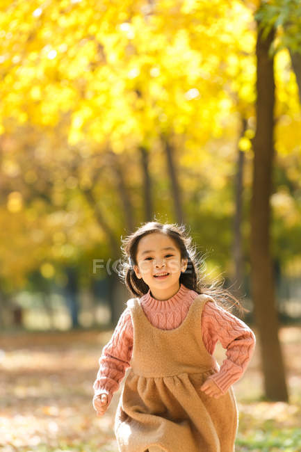 Щаслива азіатська дитина працює в автономному парку — стокове фото