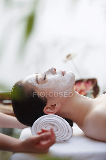 Young asian woman receiving head massage at spa salon — Stock Photo