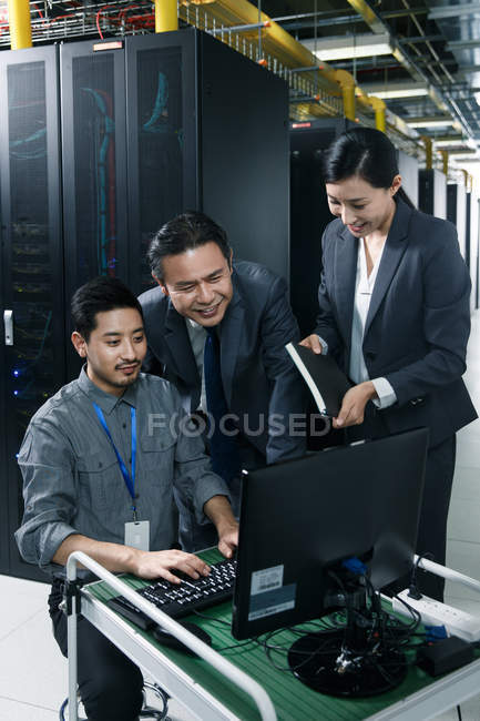 Personale tecnico che utilizza il computer nell'ispezione della sala di manutenzione — Foto stock