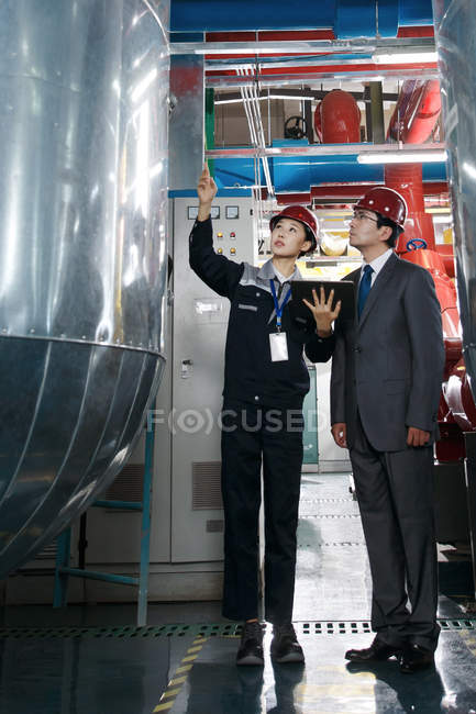 Colegas chineses trabalhando juntos na inspeção da fábrica — Fotografia de Stock