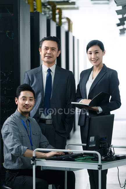Професійні співробітники, що працюють в кабінеті технічного обслуговування — стокове фото