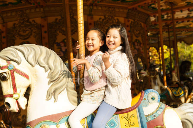 Entzückend glückliche kleine Mädchen spielen mit Karussell — Stockfoto
