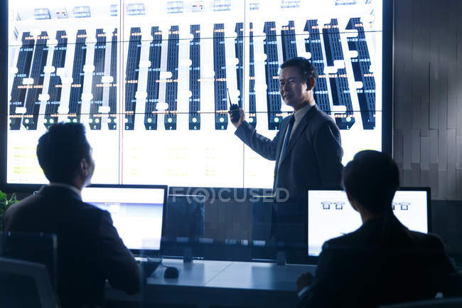 Profissional asiático negócios pessoas trabalhando juntos na sala de controle — Fotografia de Stock