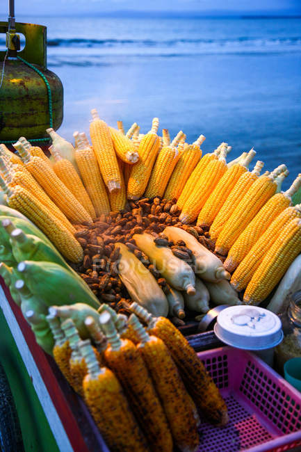 Vista de cerca de varios aperitivos deliciosos en la playa en Bali - foto de stock