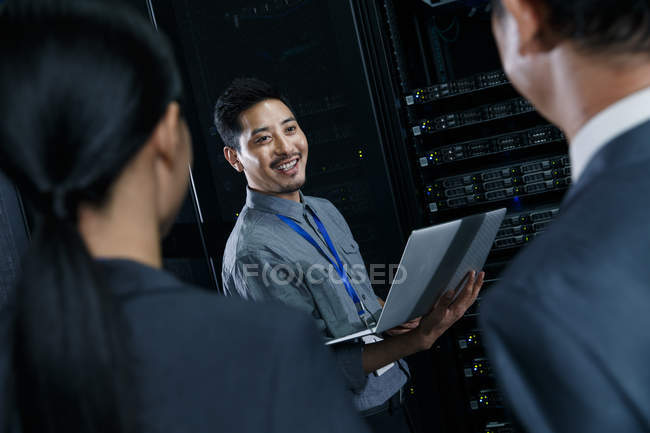 Pessoal técnico que trabalha com computador portátil na inspecção da sala de manutenção — Fotografia de Stock