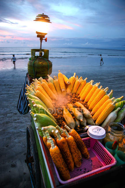 Vista da vicino di vari snack deliziosi sulla spiaggia di Bali — Foto stock