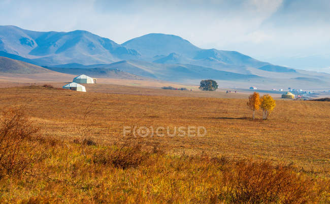 Wunderschöne herbstliche Landschaft mit Jurten und Feld in der inneren Mongolei — Stockfoto