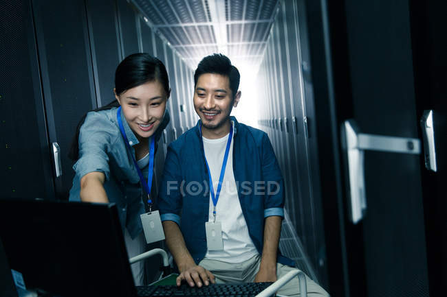 Personnel technique travaillant avec l'ordinateur lors de l'inspection de la salle de maintenance — Photo de stock