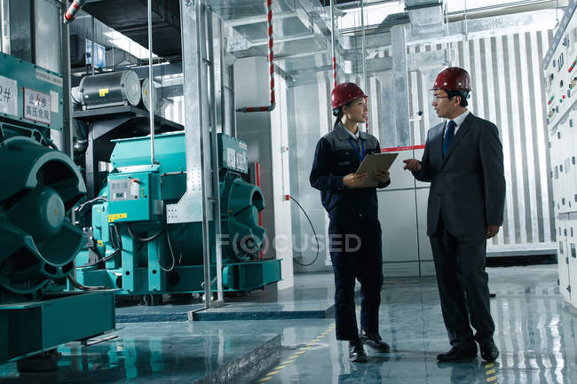 Chinese colleagues working together in the factory inspection — Stock Photo