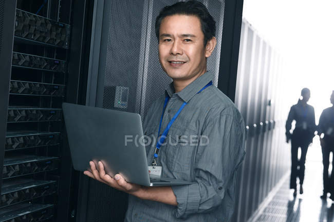 Technisches Personal arbeitet mit Laptop im Wartungsraum — Stockfoto