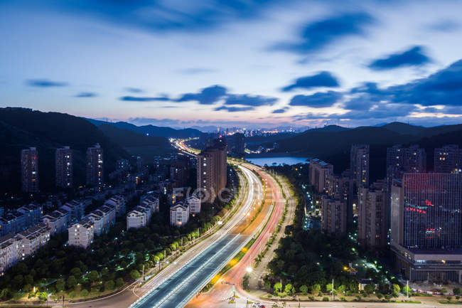 Vista aerea di Zhejiang zhoushan edifici della città di notte — Foto stock