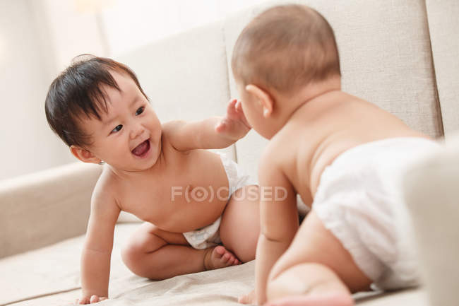 Дві чарівні щасливі азіатські діти грають разом — стокове фото