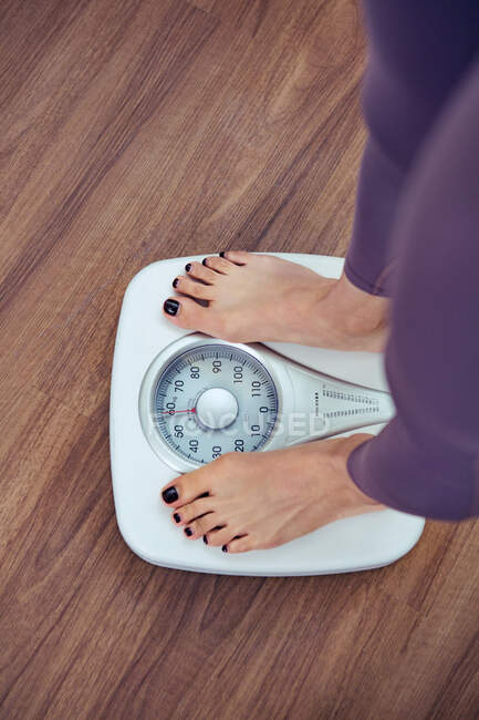 Medição de peso de mulher jovem — Fotografia de Stock