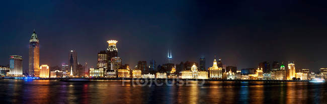 Shanghai Stadtbau in der Nacht, erstaunliche Stadtlandschaft spiegelt sich im Wasser — Stockfoto