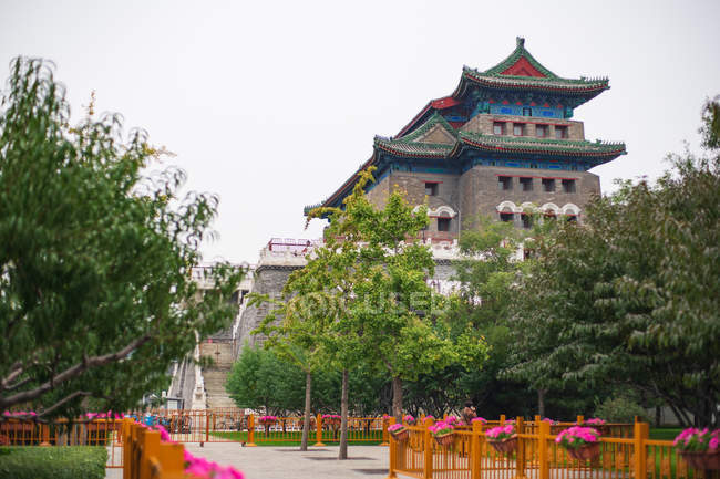 Пекинские ворота Цяньмэнь днем, вид с низкого угла — стоковое фото